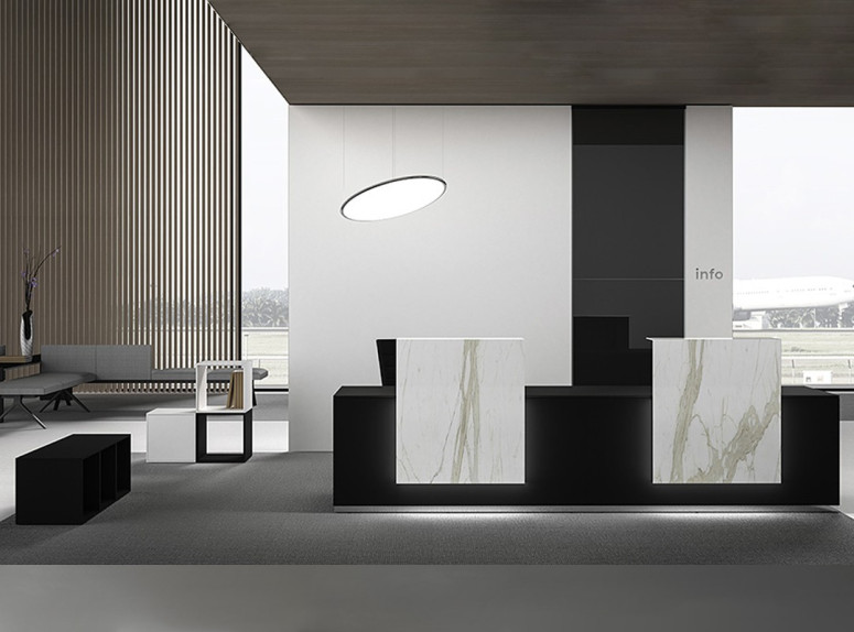 Banque d'accueil lumineuse Lux de Bralco, finitions mélaminé noir et céramique blanc Calacatta