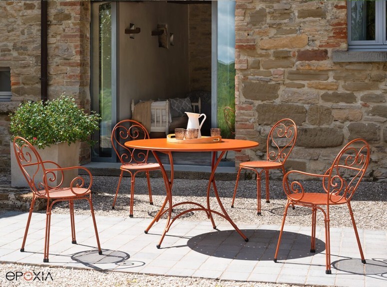 Mobilier de jardin, chaises Caprera et table Pigalle, couleur rouge érable