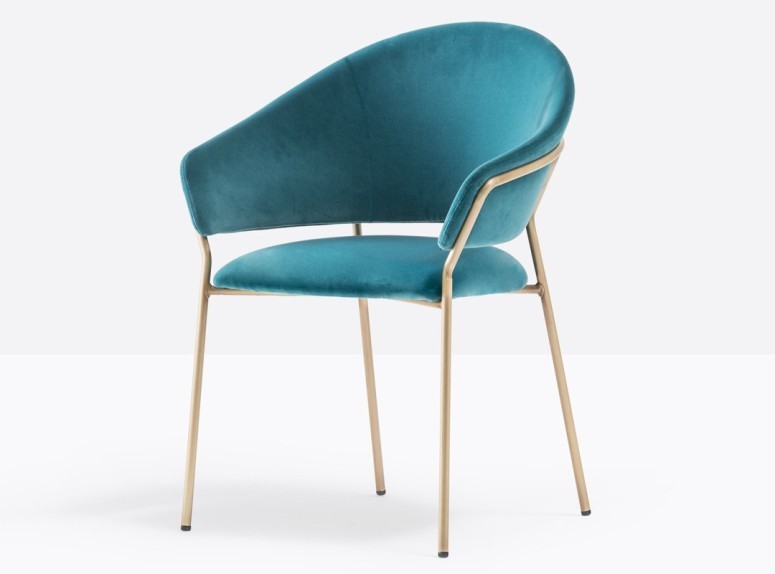 Chaise Jazz, assise en velours et structure en laiton vieilli.
