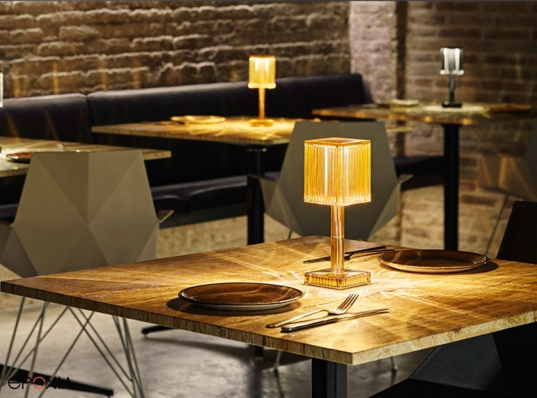 Lampes de table Gatsby. Sur batterie lumière blanche, finition ambre. Mod Carré