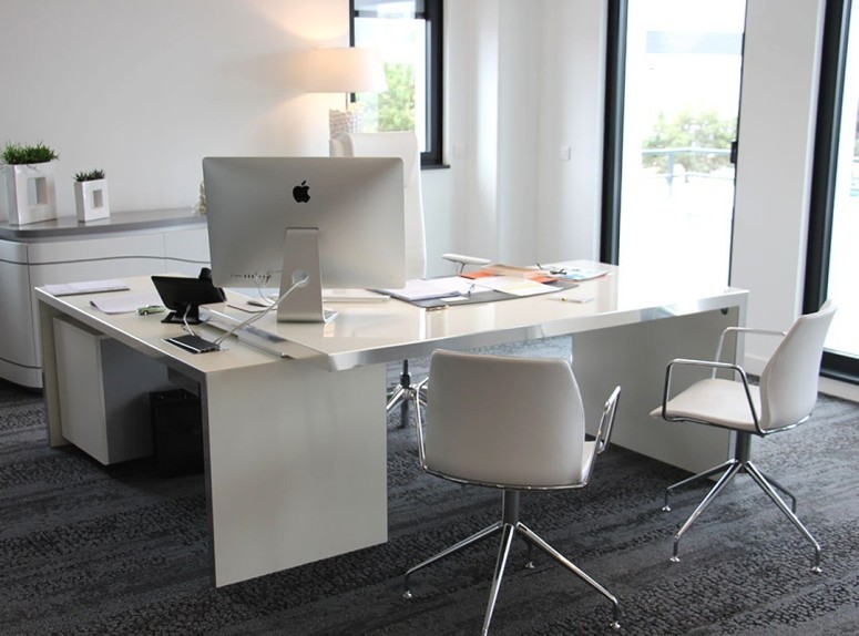 Réalisation mobilier direction Wing bureau verre laqué blanc et pieds laqué blanc