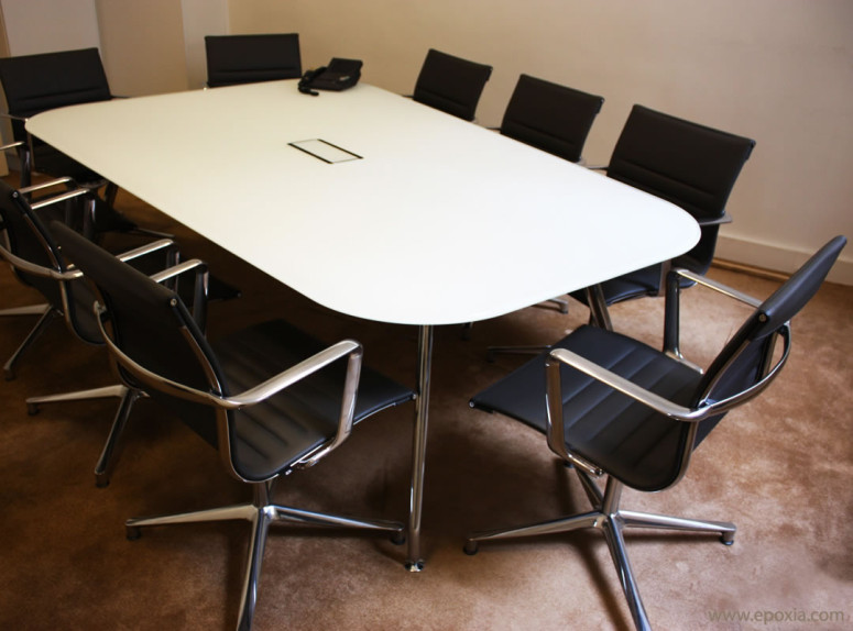 Table de réunion en verre dépoli Unitable et fauteuils Una en cuir noir