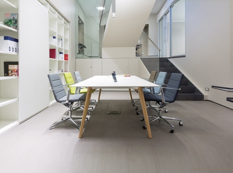 Table de réunion Bevel, pieds bois, plateau blanc