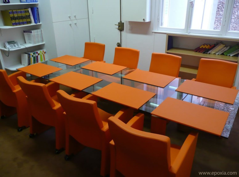 Table extensible en verre, collection Stilt avec fauteuils et sous-mains assortis