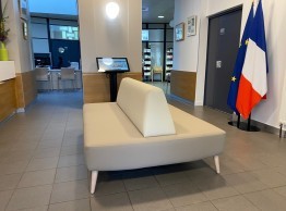 Réalisation banquette d'accueil sur mesure par Epoxia