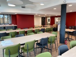 Réalisation d'une salle de restauration et tables sur mesure par Epoxia