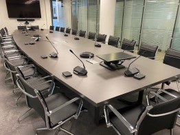 Réalisation grande table de réunion par Epoxia