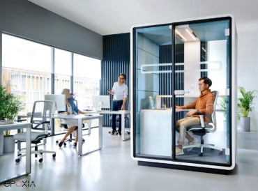 Cabine de travail acoustique HushWork avec bureau fixe.