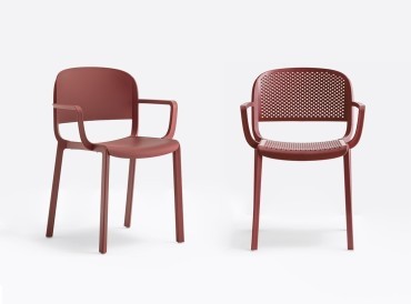 Fauteuils empilables Dome 265 et 266, finition polypro bordeaux