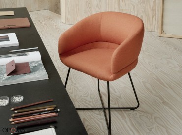 BAIXA, un fauteuil lounge confortable au design unique.