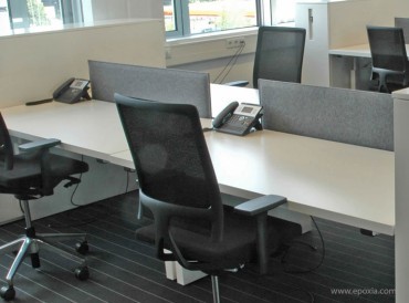 Portique avec rail pour accessoires de bureau en open space