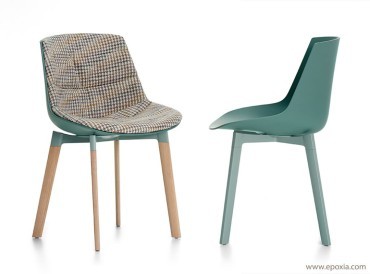 Chaise flow Color pieds cross bois et pieds cross