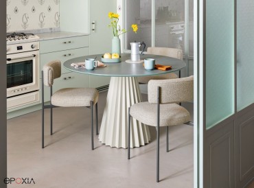 Chaises de la collection Amelie, table Plissé