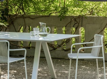 Fauteuil Tribeca et table Arki par Pedrali