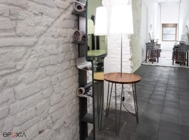 Table avec lampe LC 47, plateau noyer et pieds épingle