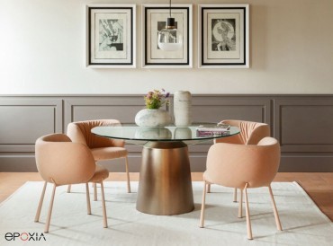 Fauteuil Mys tout en courbes autour d'une table ronde Spike