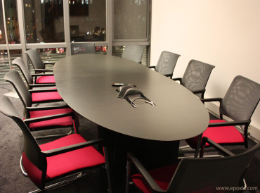 Table de réunion Sicame avec fauteuils dossier résille Mer par Kloeber