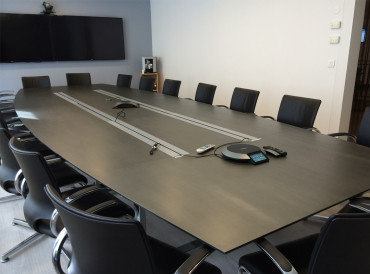 Table de réunion Intensive, plateau stratifié anthracite. Chaise de réunion In Touch cuir