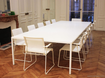 Table de réunion tense, résine blanche, sièges résille Stick