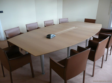Table de réunion tonneau chêne clair avec fauteuils Pasqualina
