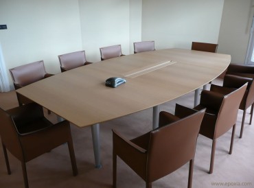 Table de réunion tonneau chêne clair avec fauteuils Pasqualina