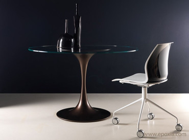 Table ronde Kono plateau verre transparent, pied bronze, chaise Kalea