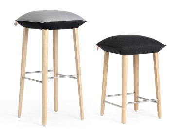 Tabourets de bar Soft assise rembourrée tissu et pieds bois design