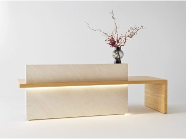 Banque d'accueil Kyo : lignes et matières intemporelles, avec éclairage leds