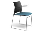 Fauteuil Adela pied luge avec accoudoirs, assise tissu et dos en polypro