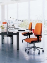 Fauteuils Giroflex 68 avec accoudoirs et tissu orange