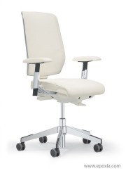 Fauteuil Giroflex 68 avec accoudoirs et cuir blanc