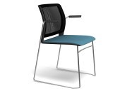 Fauteuil Adela pied luge avec accoudoirs, assise tissu et dos en résille