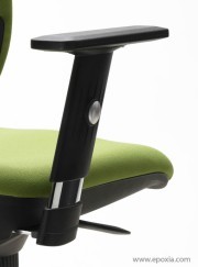 Détail des accoudoirs réglables en hauteur 