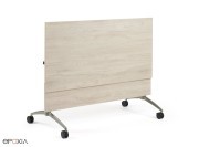 Table Carma avec son plateau rabattable, et voile de fond