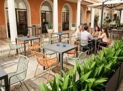 Chaises et fauteuils Alisea, pour terrasses et restaurants