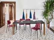 Chaises Joe pieds métal et tapissé, un look vintage qui fonctionne aussi bien en home qu'en restauration