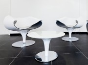 Fauteuils d'accueil Perillo et table, assise tapissée.