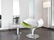 Fauteuil d'accueil Perillo et table, assise tapissée.