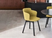 Fauteuil Calla, 4 pieds bois, coque tapissée