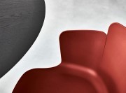 Fauteuil Calla, détail coque polypro rouge Bulgaro