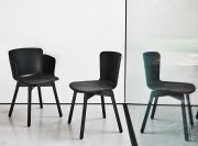 Chaise et fauteuil Calla, pied bois.