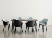 Collection Kaiak, chaise design à la coque enveloppante en chêne et entièrement tapissée.