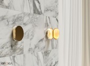 Applique Poudrier, le volet en laiton poli fait office de miroir pivotant