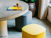 Pouf Puck de Enea, base aluminium laqué, assise cuir