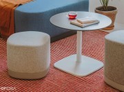 Pouf Puck de Enea, base aluminium laqué, assise tissu