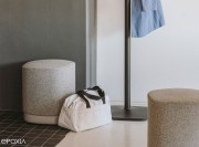 Pouf Puck de Enea, base aluminium laqué, assise tissu