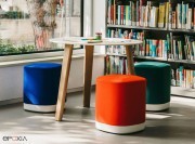 Pouf Puck de Enea, base aluminium laqué, assise tissu