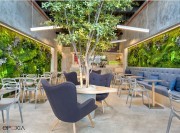 Restaurant entreprise aménagé, murs et plafond en jardin Mid