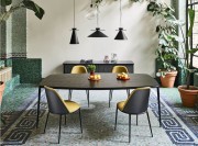 Table Lea par Midj, plateau placage bois, teinté noir