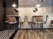 Tabourets de bar assise bois et pieds acier, parfaits pour la restauration.